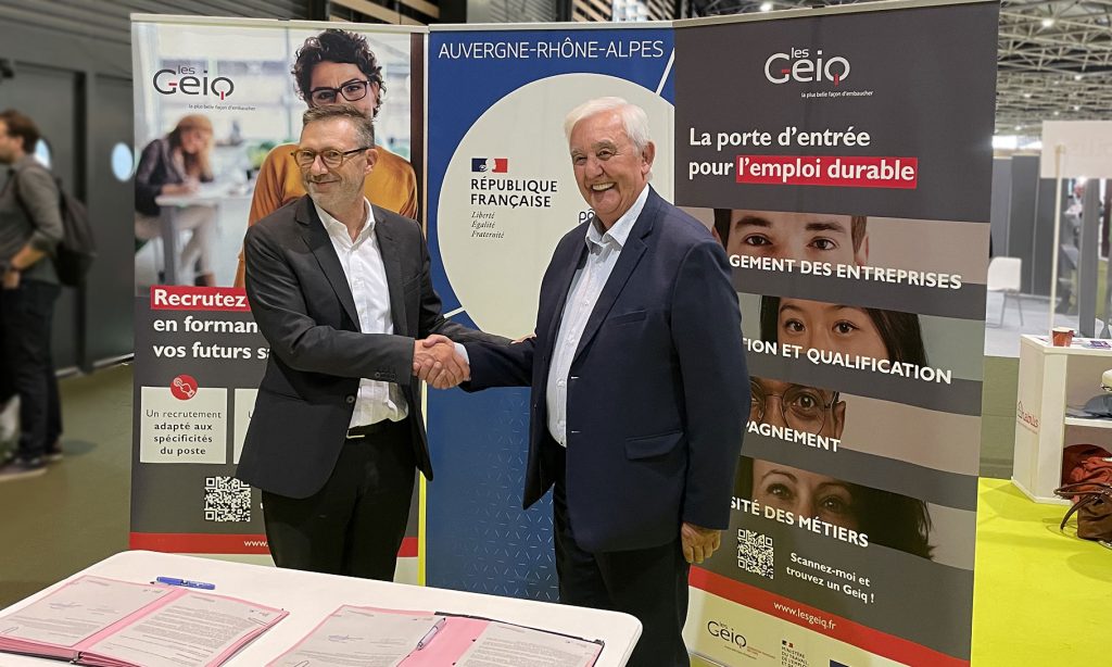 Lucio CAMPANILE, Président du Comité Régional des GEIQ Auvergne-Rhône-Alpes et Frédéric TOUBEAU, Directeur régional Pôle Emploi Auvergne-Rhône-Alpes signent un accord régional de coopération